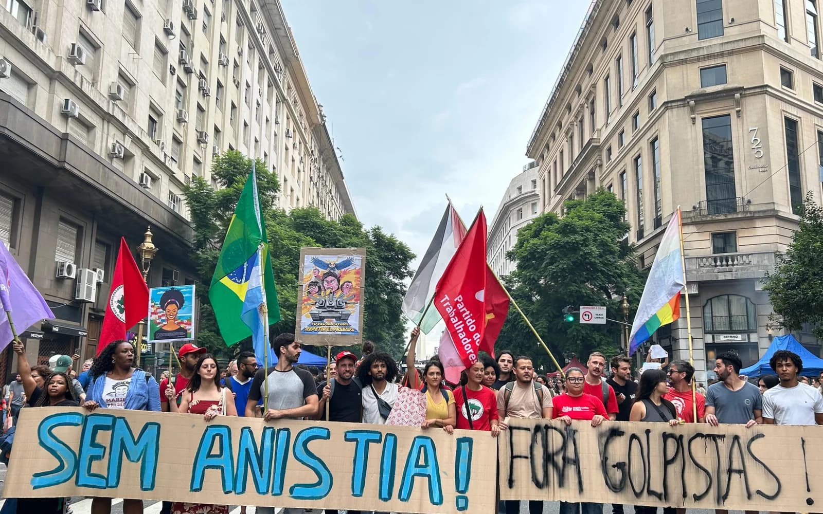 Manifestação Sem anistia com bandeiras brasileiras e faixa nas ruas de Buenos Aires